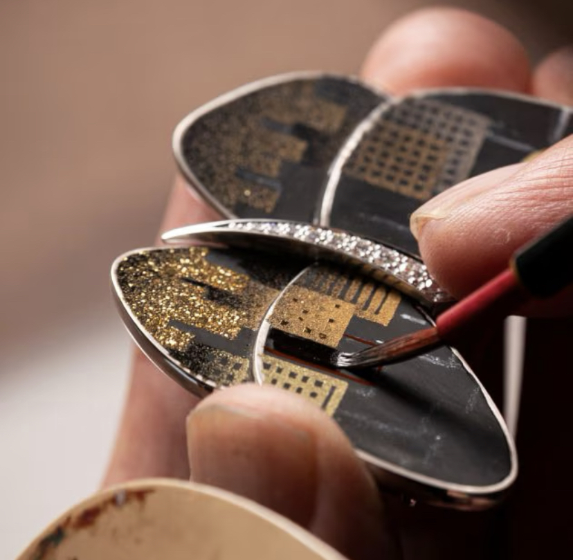 The application of lacquer maki-e technique (Machi) on a butterfly clip