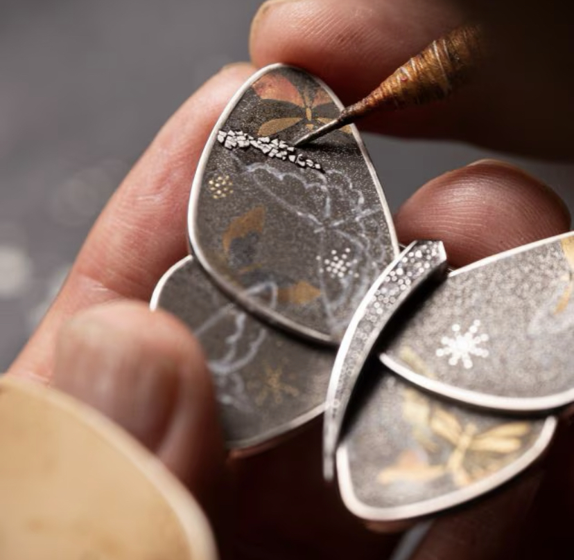 The placement of eggshells—rankaku technique on a butterfly clip