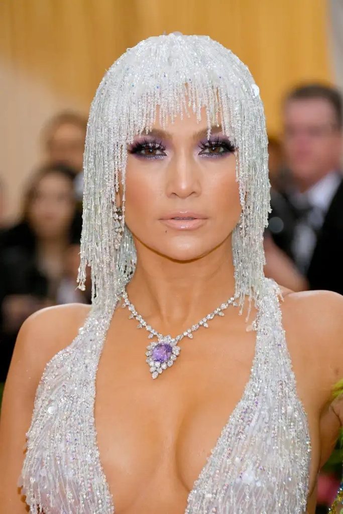 jennifer lopez wearing harry winston jewelry necklace with purple sapphire
