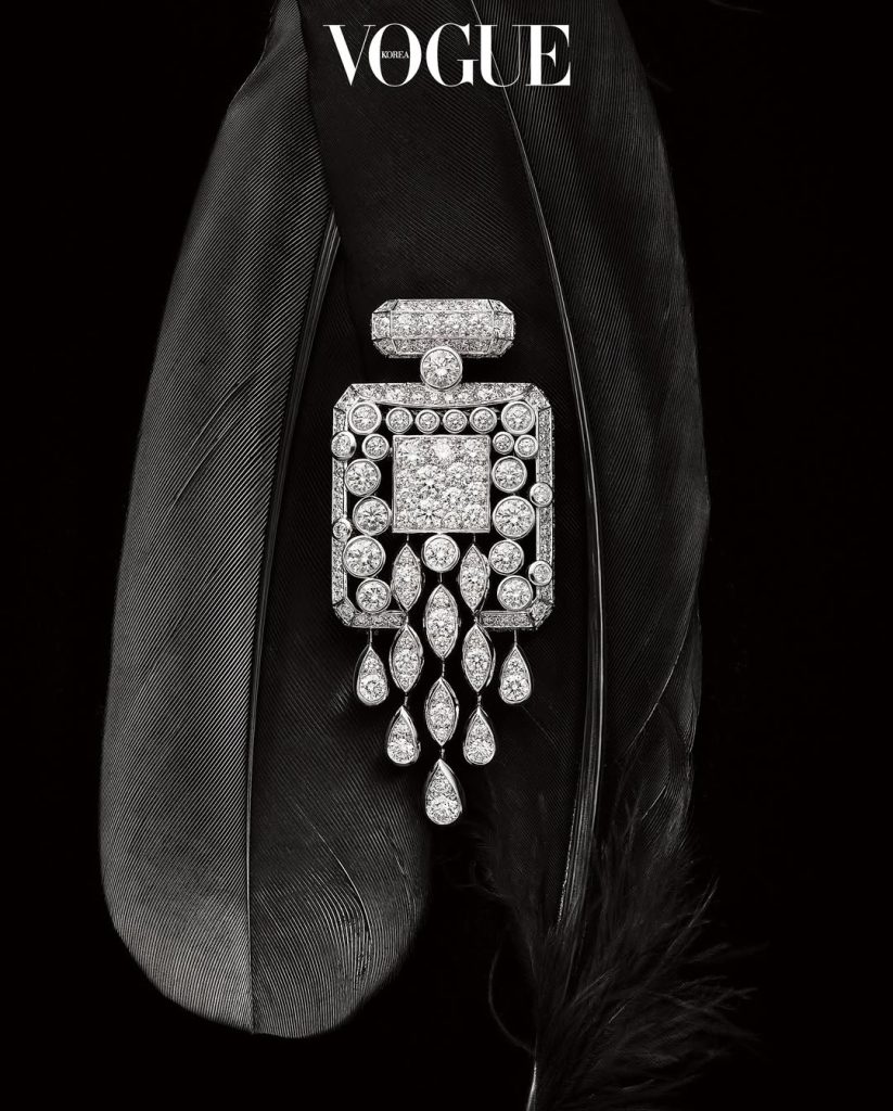 Les Signatures de Chanel no 5 brooch