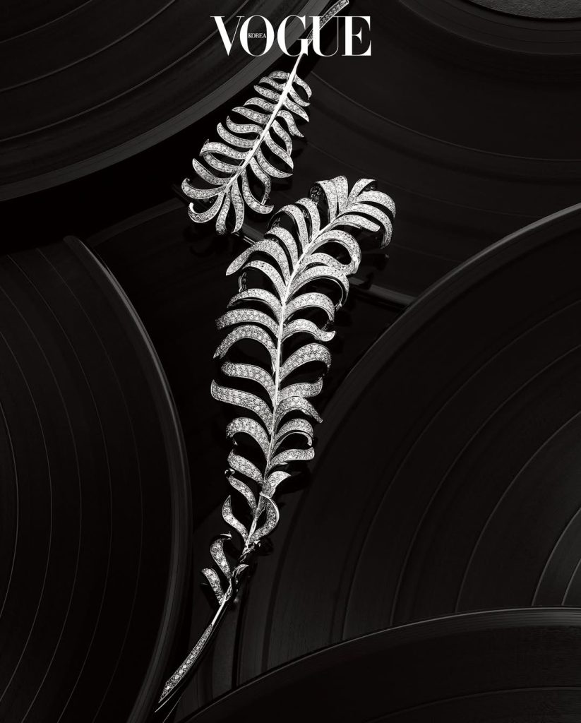 Les Signatures de Chanel diamond feather brooch