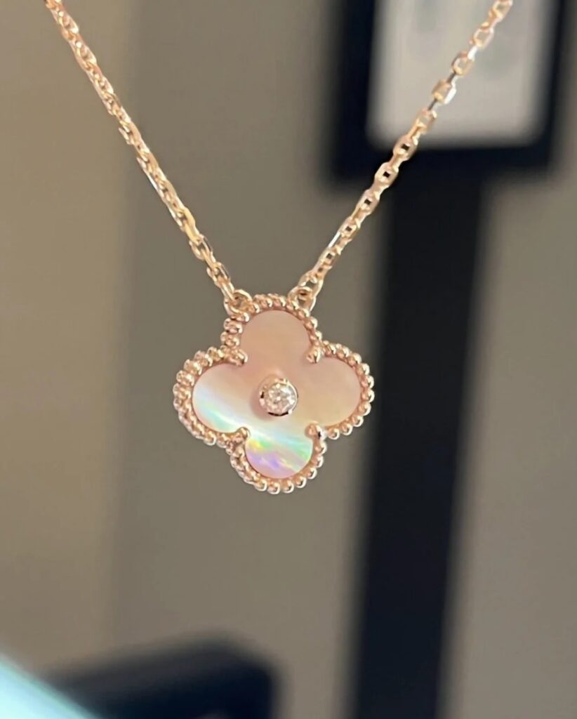 2025 alhambra pendant with pink mother of eparl and diamond